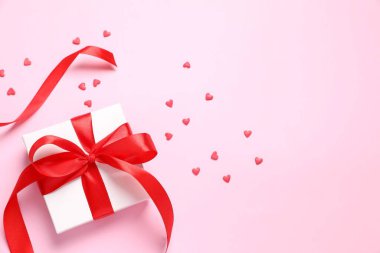 Renkli arka planda güzel bir hediye.