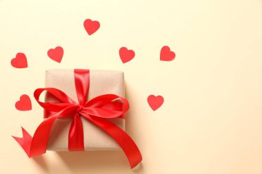 Renkli arka planda konfeti olan güzel bir hediye.