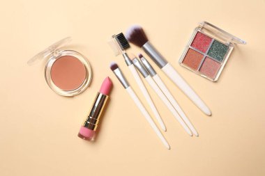 Renkli bir arkaplanda dekoratif kozmetik seti