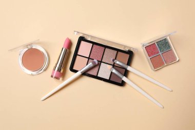 Renkli bir arkaplanda dekoratif kozmetik seti