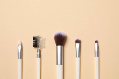 Renkli arka planda kozmetik fırçalar. Makyaj fırçaları.