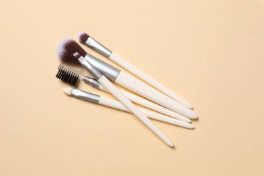 Renkli arka planda kozmetik fırçalar. Makyaj fırçaları.