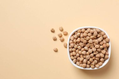 Bir kasede çiğ nohut. Sağlıklı ve doğal vejetaryen yemekleri.