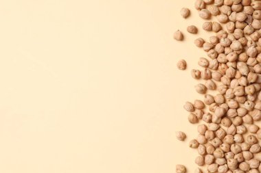 Renkli arka planda çiğ nohut. Sağlıklı ve doğal vejetaryen yemekleri.