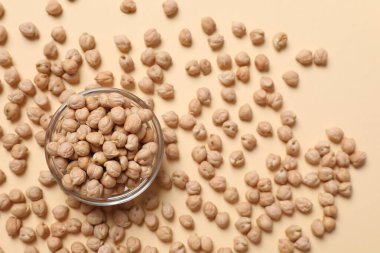 Bir kasede çiğ nohut. Sağlıklı ve doğal vejetaryen yemekleri.