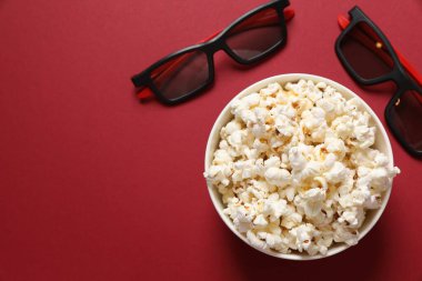 Arkaplanda patlamış mısır ve 3D gözlük