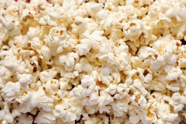 Renkli arka planda lezzetli patlamış mısır.