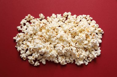 Renkli arka planda lezzetli patlamış mısır.