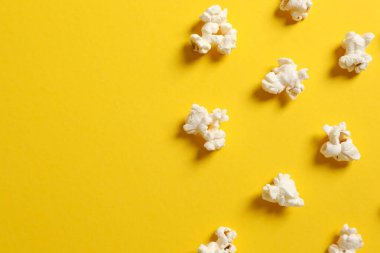 Renkli arka planda lezzetli patlamış mısır.