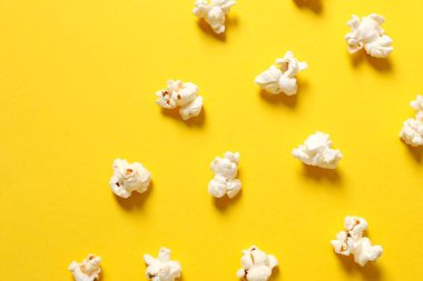 Renkli arka planda lezzetli patlamış mısır.