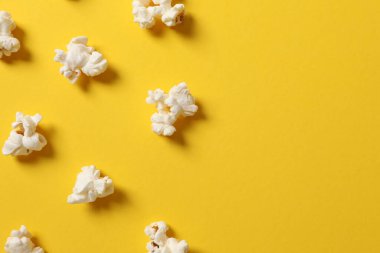 Renkli arka planda lezzetli patlamış mısır.