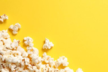 Renkli arka planda lezzetli patlamış mısır.