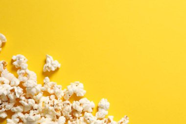 Renkli arka planda lezzetli patlamış mısır.