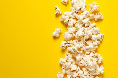 Renkli arka planda lezzetli patlamış mısır.