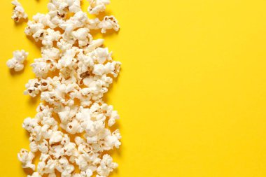 Renkli arka planda lezzetli patlamış mısır.