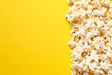 Renkli arka planda lezzetli patlamış mısır.