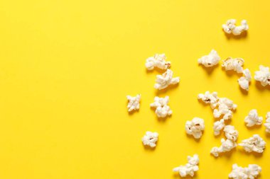 Renkli arka planda lezzetli patlamış mısır.