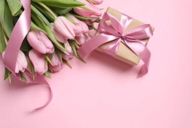 Renkli arka planda güzel pembe laleler ve el işi hediyeleri 