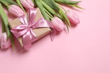 Renkli arka planda güzel pembe laleler ve el işi hediyeleri 