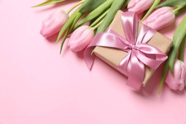 Renkli arka planda güzel pembe laleler ve el işi hediyeleri 