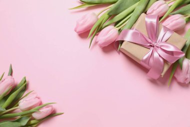 Renkli arka planda güzel pembe laleler ve el işi hediyeleri 