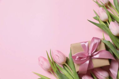 Renkli arka planda güzel pembe laleler ve el işi hediyeleri 