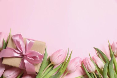 Renkli arka planda güzel pembe laleler ve el işi hediyeleri 