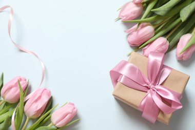 Renkli arka planda güzel pembe laleler ve el işi hediyeleri 