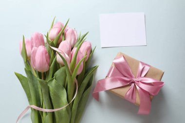 Renkli arka planda güzel pembe laleler ve el işi hediyeleri 