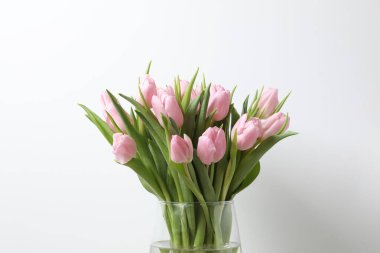bir vazoda güzel pembe laleler