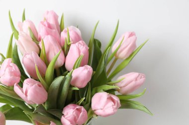 Beyaz arka planda güzel bir lale çiçeği buketi