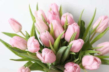 Beyaz arka planda güzel bir lale çiçeği buketi