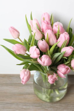 bir vazoda güzel pembe laleler