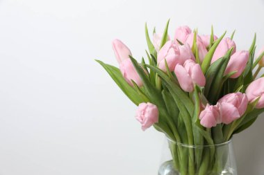 bir vazoda güzel pembe laleler