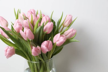 bir vazoda güzel pembe laleler