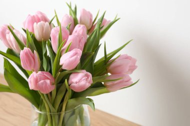 Beyaz arka planda güzel bir lale çiçeği buketi