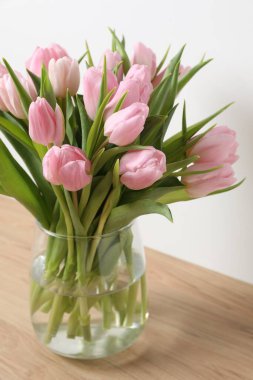 bir vazoda güzel pembe laleler