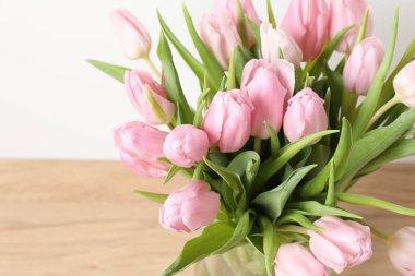 ahşap zemin üzerinde güzel pembe laleler