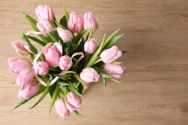 ahşap zemin üzerinde güzel pembe laleler