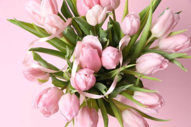 Renkli arka planda güzel bir lale çiçeği buketi