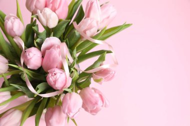 Renkli arka planda güzel bir lale çiçeği buketi