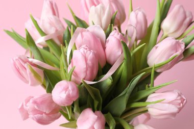 Renkli arka planda güzel bir lale çiçeği buketi