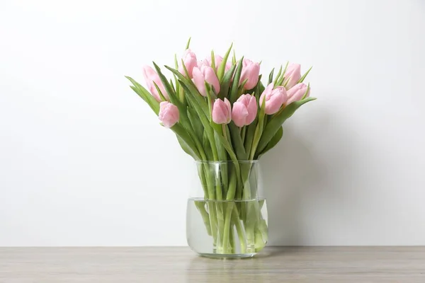 美丽的粉红色郁金香插在花瓶里 图库图片