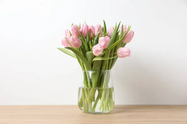美丽的粉红色郁金香插在花瓶里 免版税图库照片