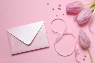 Güzel bir buket lale çiçeği, zarf ve kurdele renginde sekiz adet arkaplan.