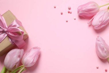 Renkli arka planda güzel pembe laleler ve el işi hediyeleri 