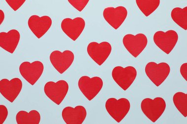 Renkli arka planda kırmızı kalpler