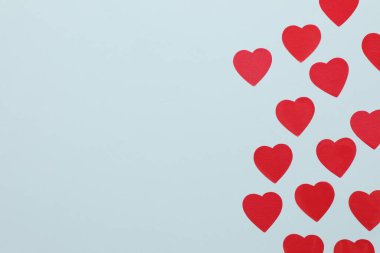 Renkli arka planda kırmızı kalpler