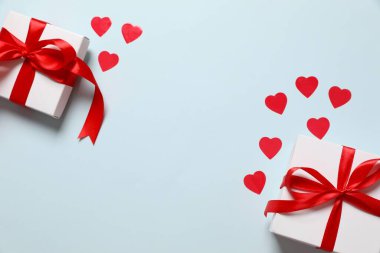 Renkli arka planda konfetisi olan güzel hediyeler.