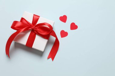 Renkli arka planda konfetisi olan güzel hediyeler.